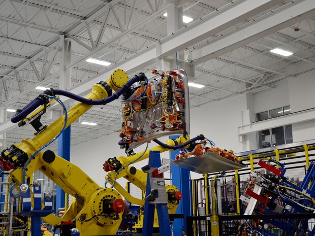 Laser cutting machine: automated production line for car body assembly