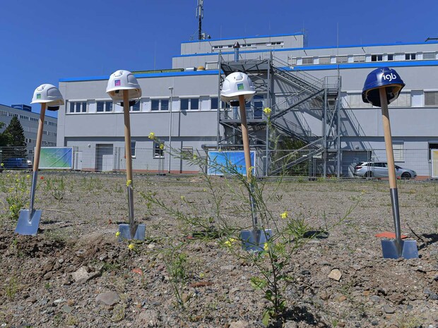 Four spades for the groundbreaking ceremony
