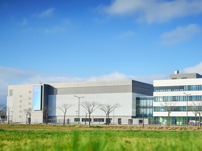 Side view of the new Dresden fab