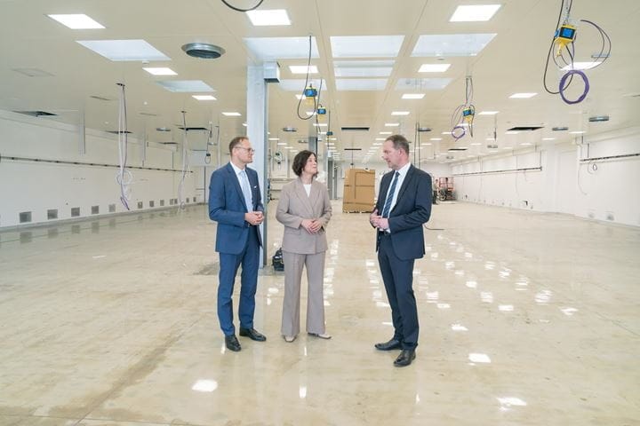 Jenoptik manager with minister in Jena hall for optics manufacturing