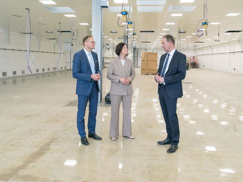 Jenoptik Executive Board with minister in Jena hall for optics manufacturing