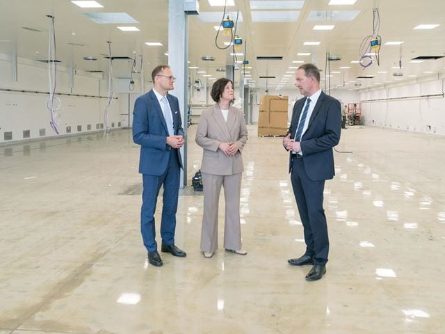 Jenoptik Executive Board with minister in Jena hall for optics manufacturing