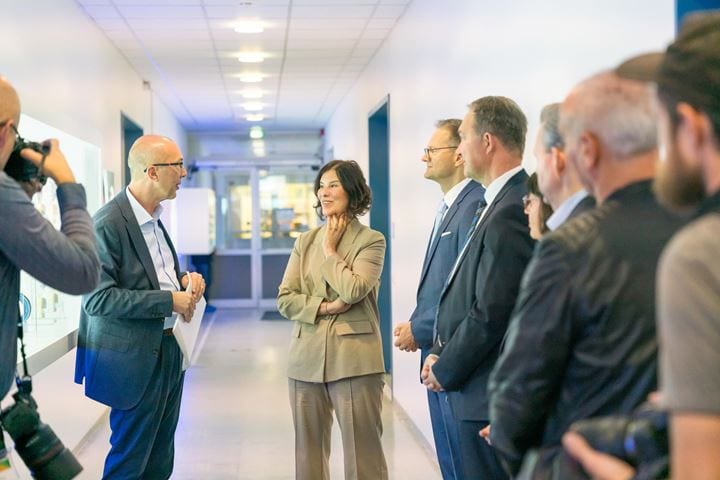 Jenoptik managers inform Thuringian minister about photonics products