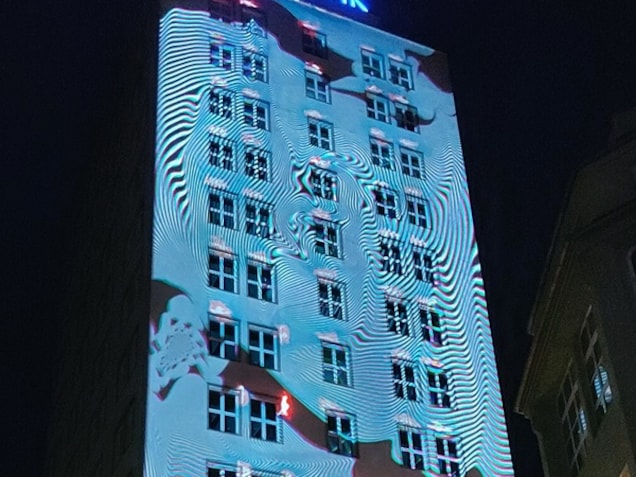 Videomapping vom Jena FullDome Festival 2022 am Ernst-Abbe-Hochhaus