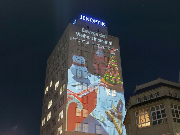 weihnachtliches Videomapping am Jenoptik-Hochhaus