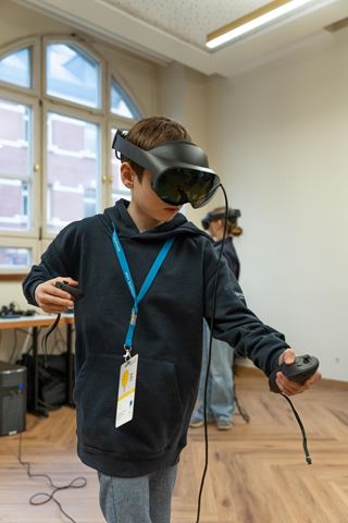 young boy uses VR glasses at "Jugend forscht" young researchers competition Thuringia 2023