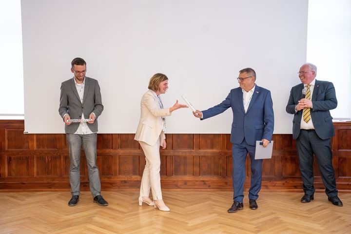 handing over of symbolical baton between competition directors