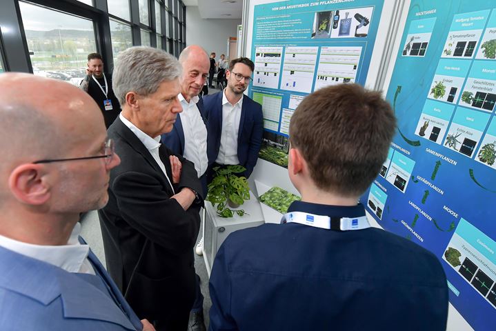 Thuringian Ministers Wolfgang Tiefensee and Helmut Holter talked to the young researchers.