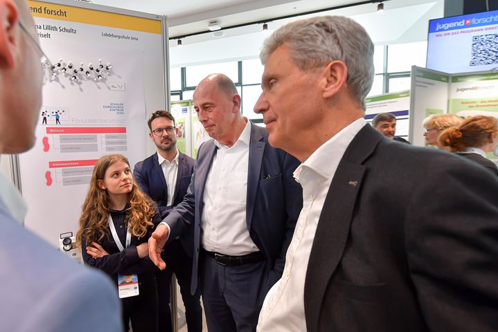 Thuringian Ministers Wolfgang Tiefensee and Helmut Holter spoke with the young researchers.