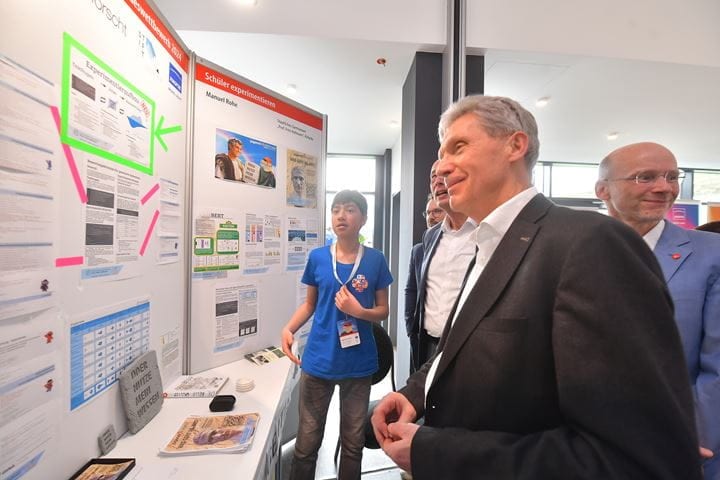Thuringian Ministers Wolfgang Tiefensee and Helmut Holter were interested in the young researchers' projects.