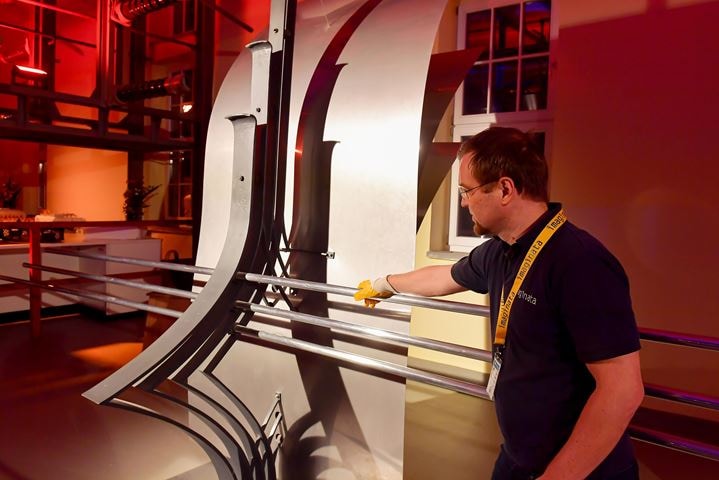 Imaginata employee with a sonic microscope