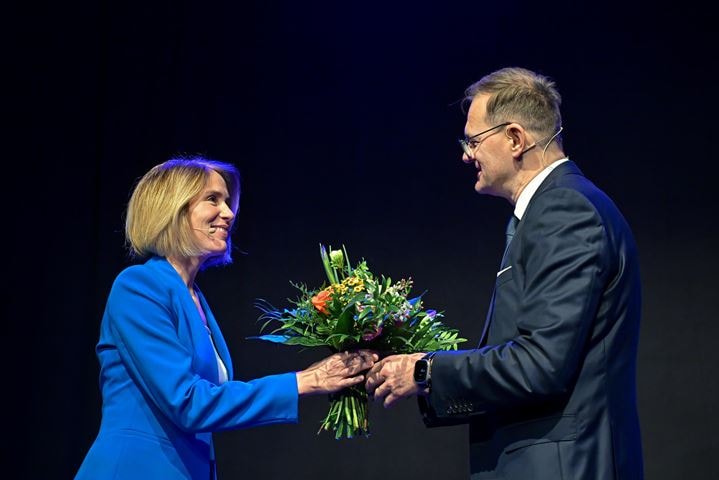 Presenter Sina Reeder receives a thank you from Jenoptik CEO Dr Stefan Traeger