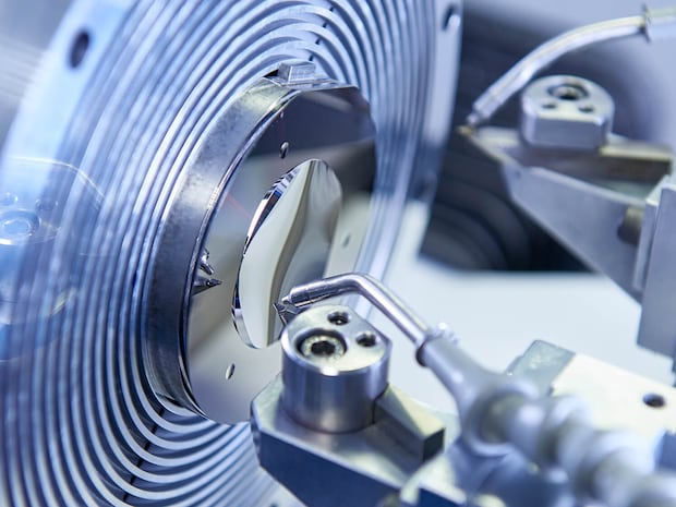 Customized free form optics produced with slow tool servo method Creating application-specific free-form optics with slow tool servo processes