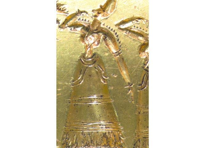 Microscope image of gold signet ring: worshippers at altar