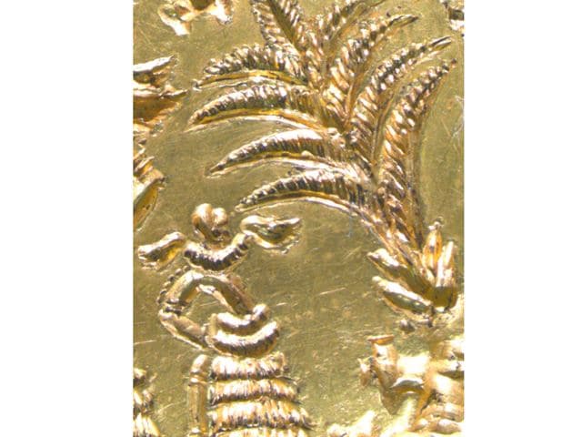 Microscope image of gold signet ring: young worshipper